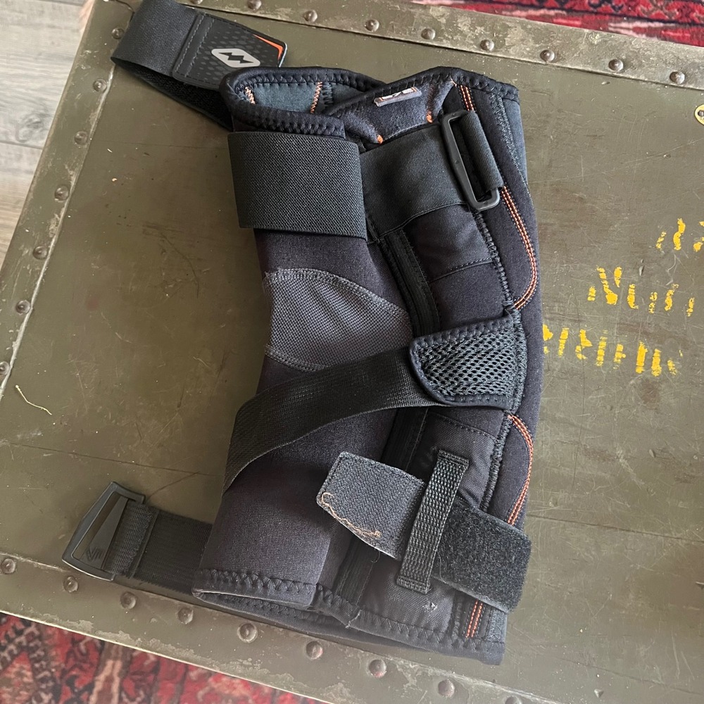 Shock Doctor 872 Ultra Knee Brace M Black Neoprene Open Patella w/  Bilat Hinges